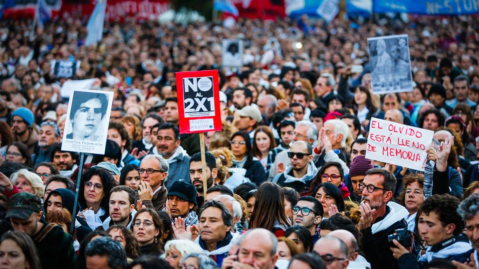Masiva marcha en contra del 2x1 en Argentina - Partido Socialista de ...
